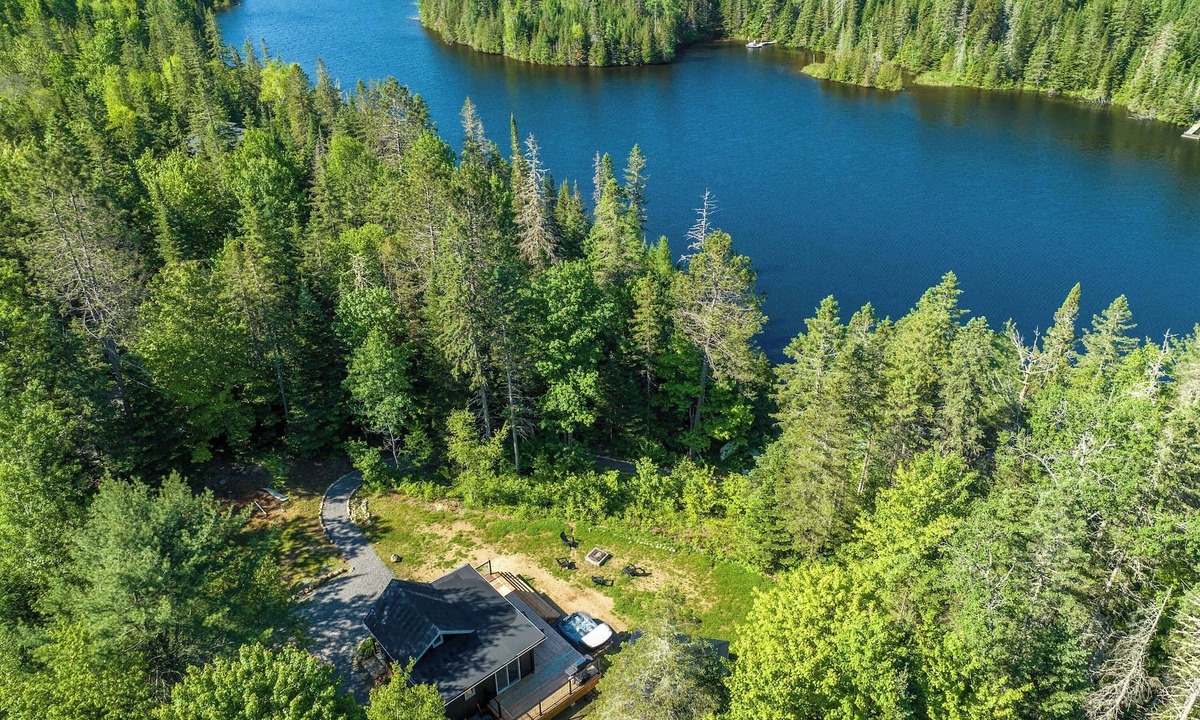 Saint-Alphonse-Rodriguez Ski Chalet | Pool, Spa, Private Lake & EV | Chalet Hello