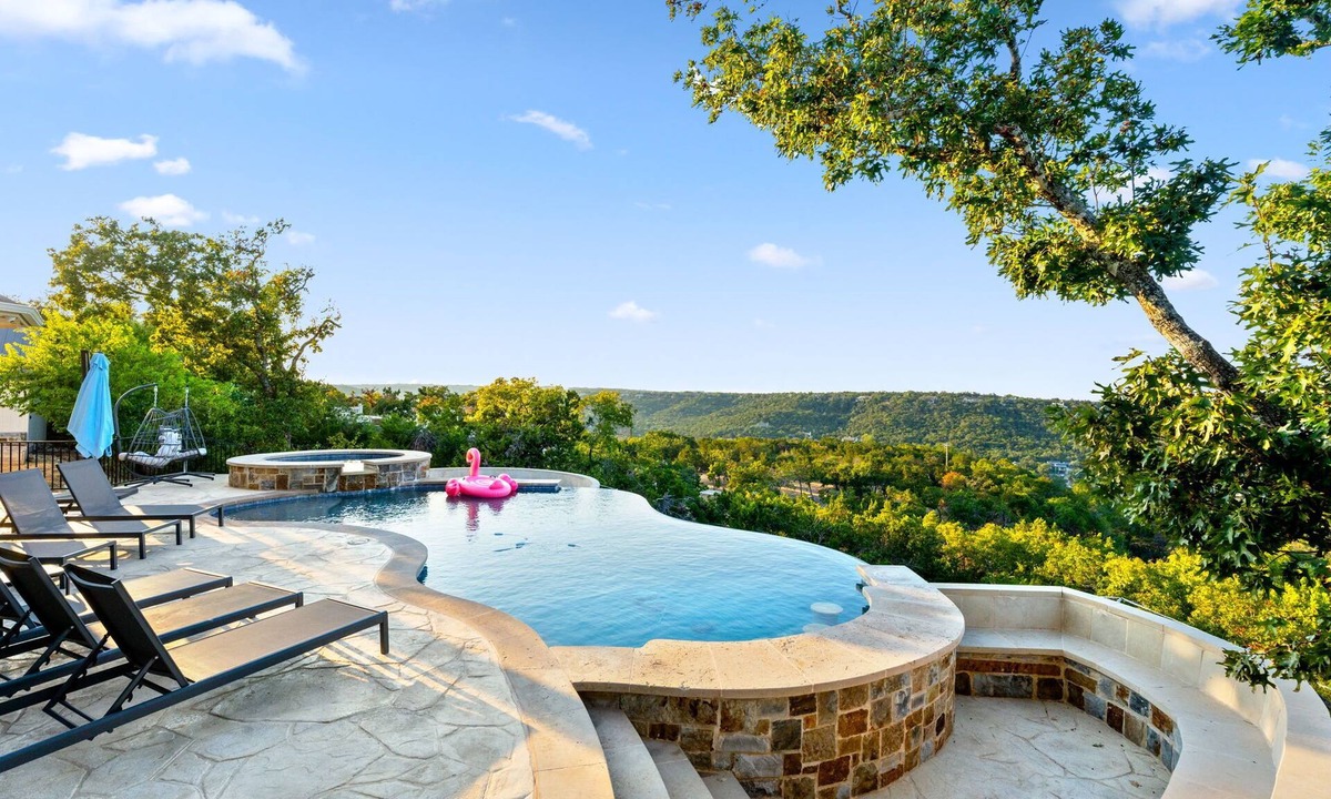 Westcliff House | Poolside Retreat | Fire Pit, Hot Tub & Sleeps 14!