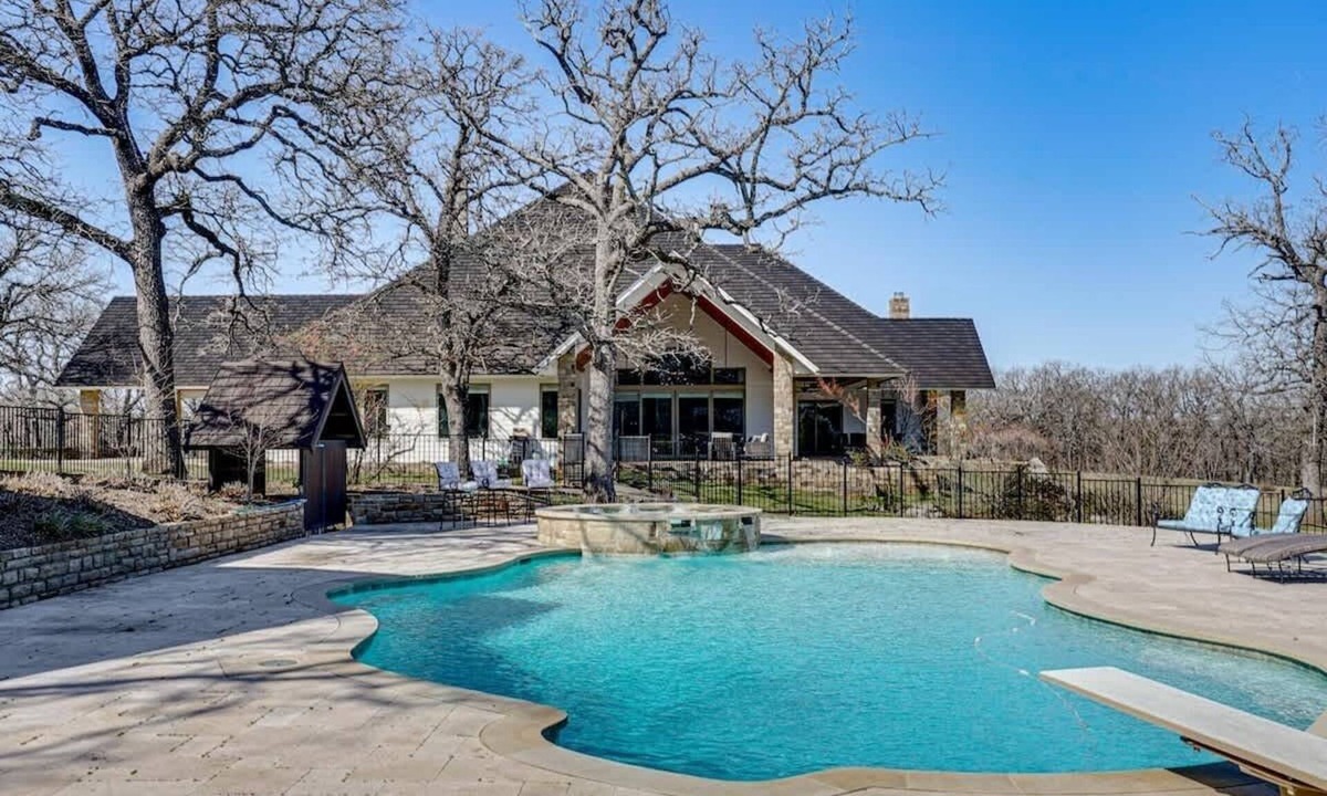 Cleburne House | Post Oak Estate - Pool, Barn, 2 Guest Homes, 16 Ac