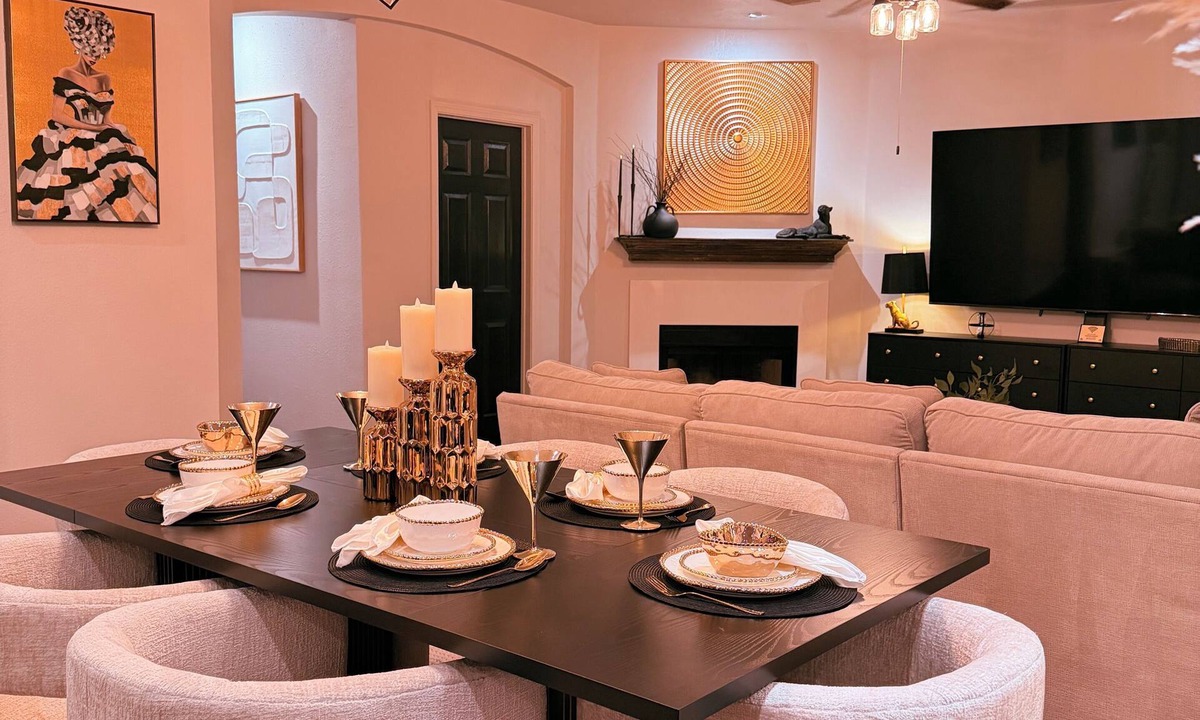 Barker House | Premium 6BR Greenery Indoor Black & Gold Touch