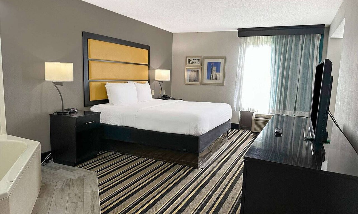 Tougaloo Apartment | Premium King bed Non-Smoking