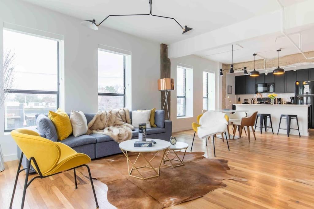 Turtle Creek Apartment | Prestigious Oak Lawn Loft With King Bed