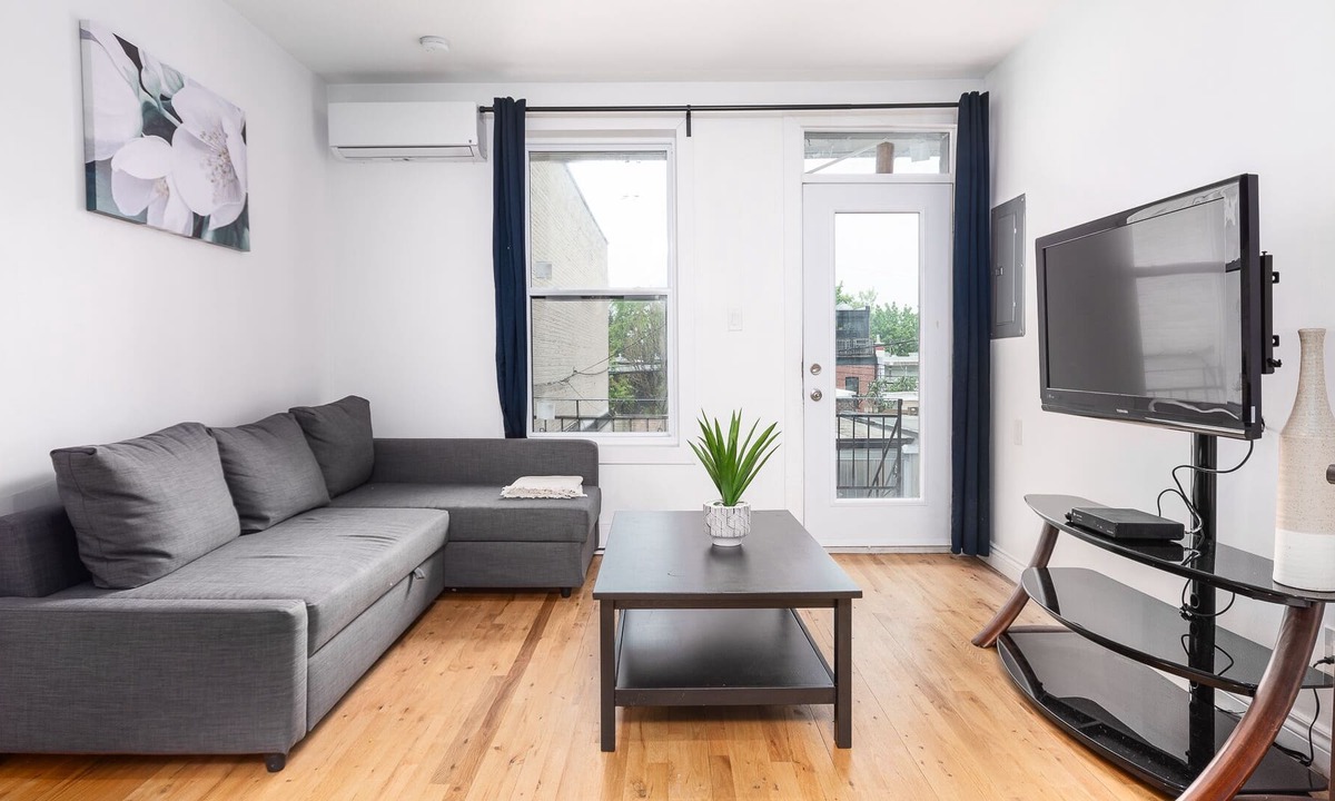 De Lorimier Apartment | PRIME LOCATION-BRIGHT AND LOVELY APARTMENT