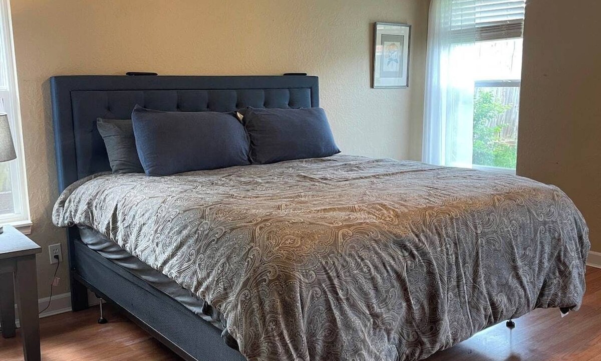 Moore House | Private 3BR Moore Home w/Garage Near OKC & Norman