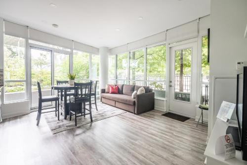 Fort York Apartment | Private Entrance 2 Bedroom Condo Downtown Toronto