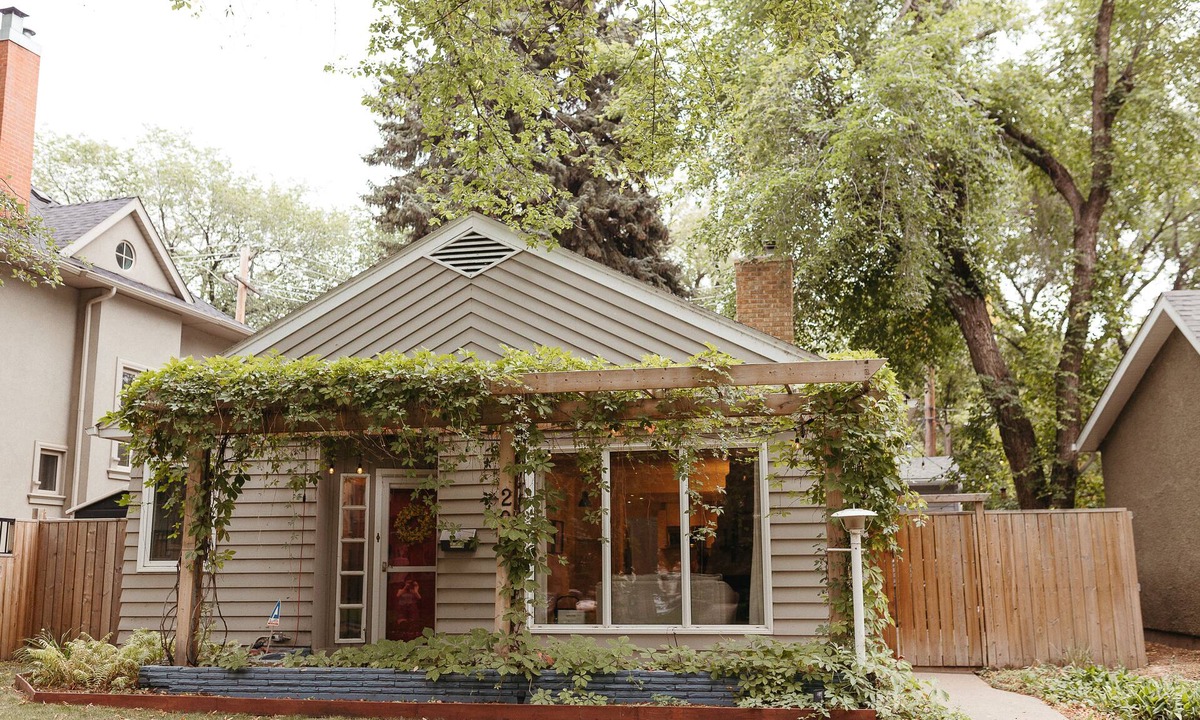 Saskatoon Downtown House | Private Hot Tub 3Bd, 5 min Walk to Broadway & Downtown