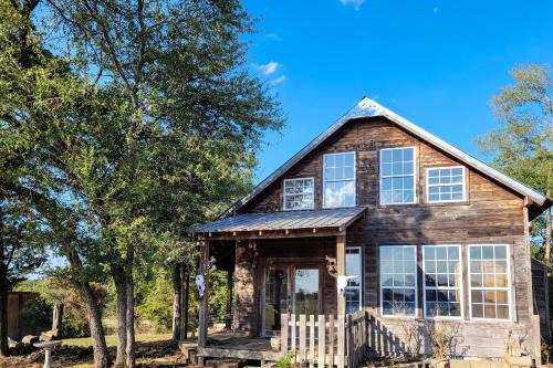 Groesbeck House | Private Hot Tub & Views! Cozy Cabin on Aim Ranch
