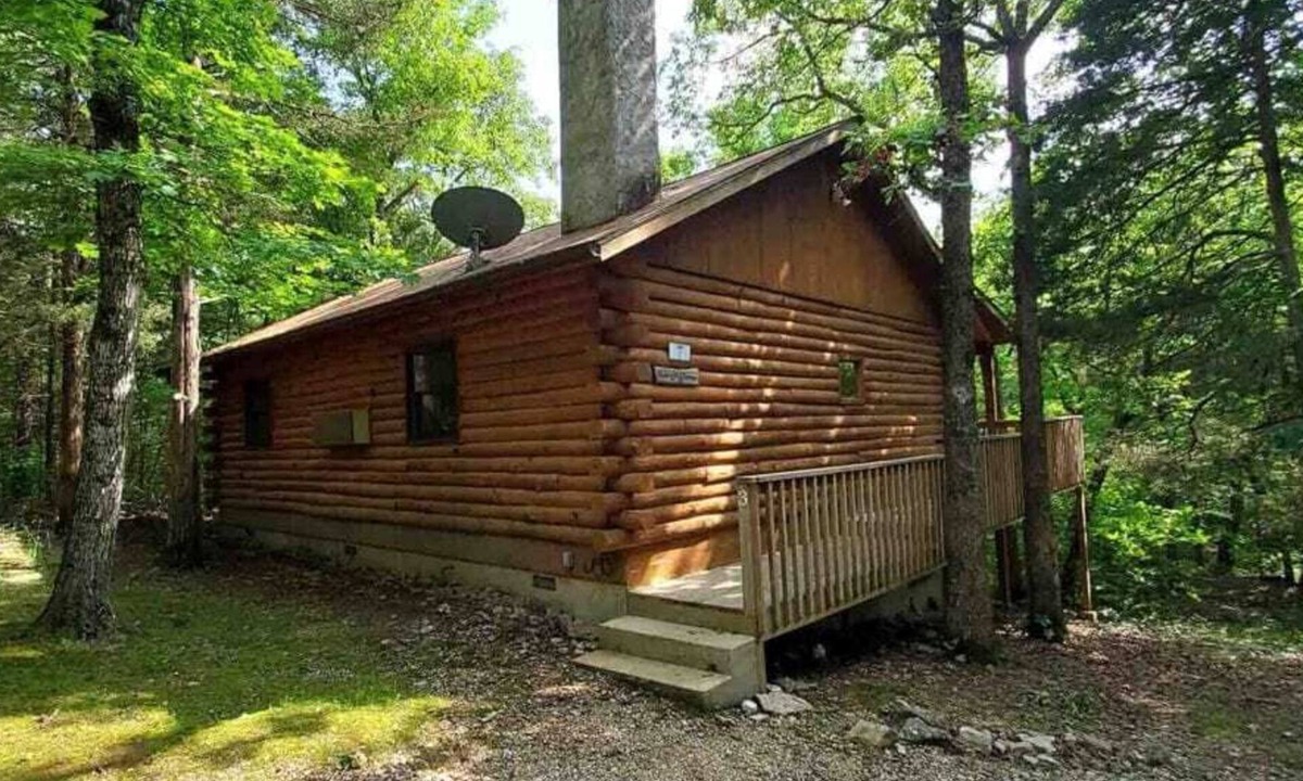 Eureka Springs Cabin | Private log cabin #3 at Wisteria