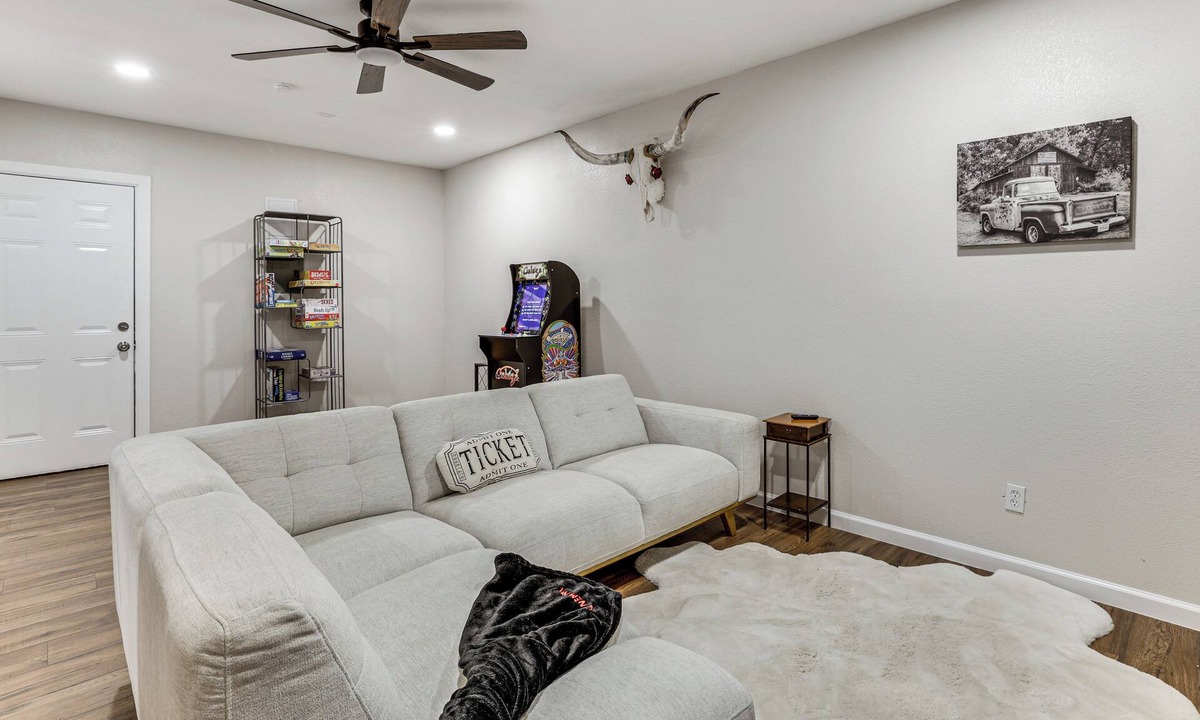South Arlington House | Private Yard w/Grill & Fire Pit! Mansfield Escape