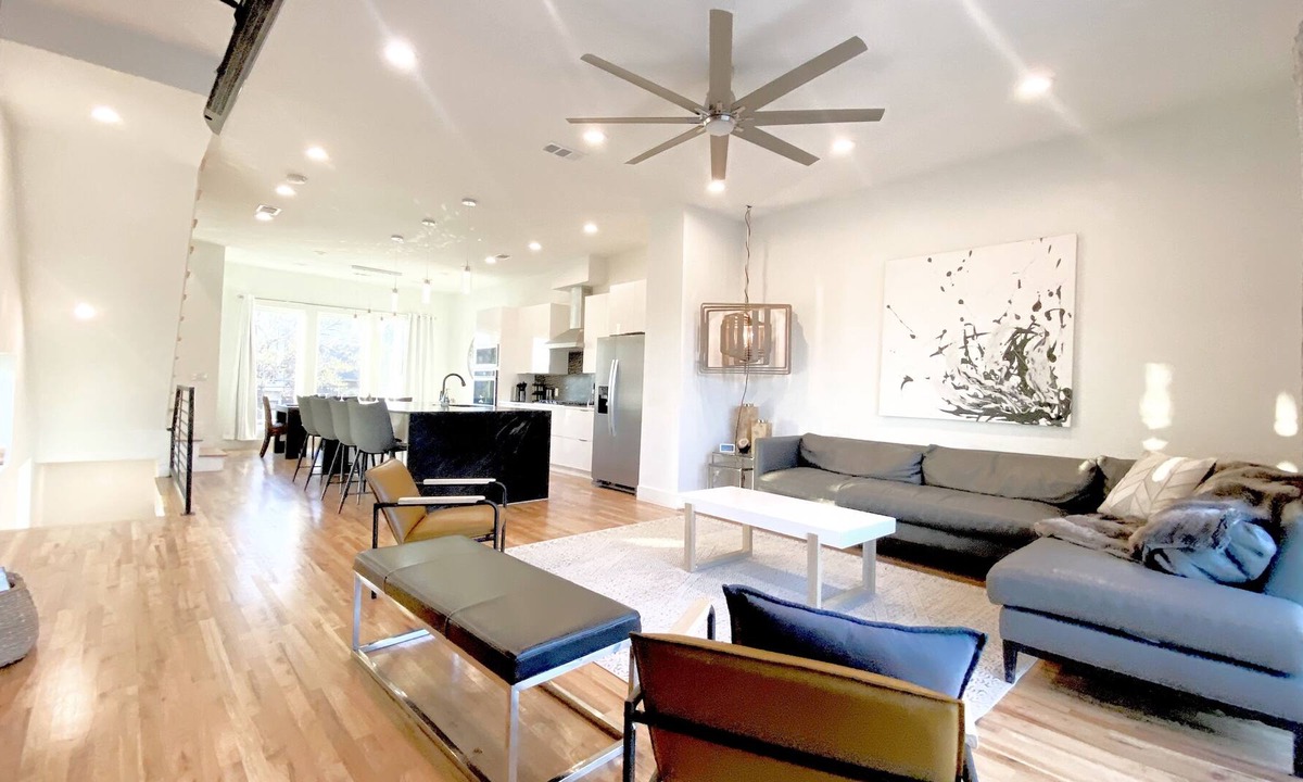 Old East Dallas House | Pure Luxury Down Feather Bedding 2700 Sqft w a Stunning Downtown View