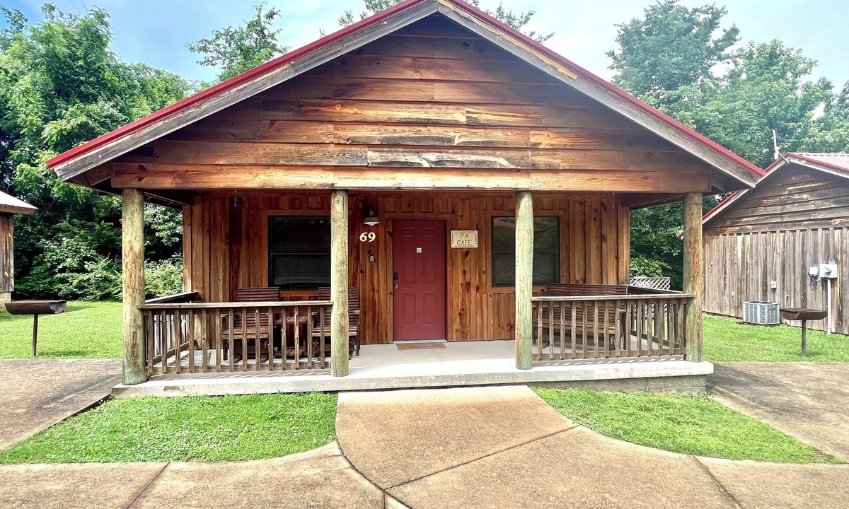 Mountain View Cabin | PX Cafe #69 Cabin in town, walking distance to the courthouse square.