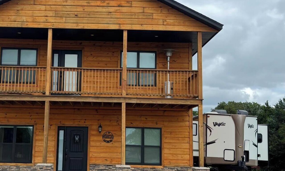 Mcloud House | Quaint 1 bed RV, sleeps 6-7 guests with AC and WiFi in McLoud , Ok.