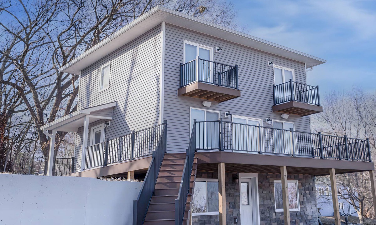 Atchison House | Quaint house on the bluffs overlooking the scenic Missouri River.