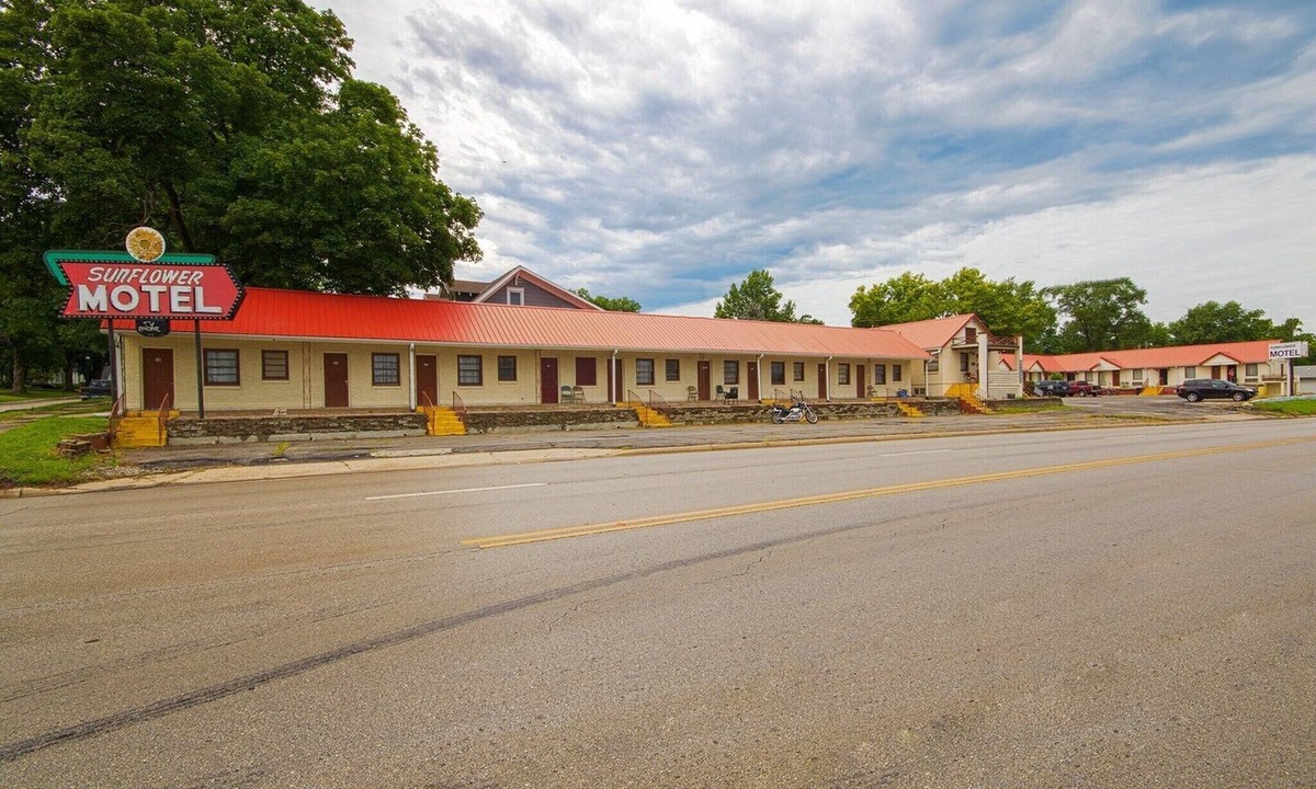 Hiawatha Apartment | Queen Bed|Non-Smoking