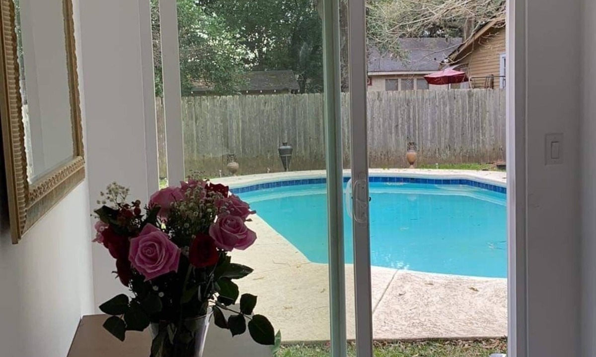 Broadmoor House | Quiet and safe studio by the gardens with an in-ground pool access.