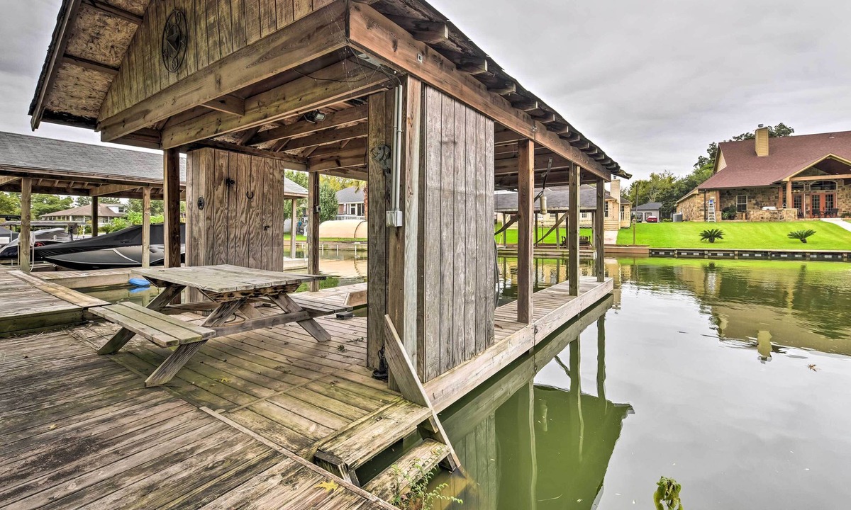 Willis House | Quiet Lake Conroe Townhome w/Water-View Deck