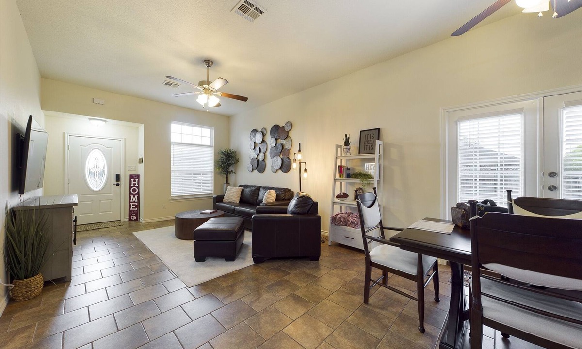 College Station House | Quiet Private Home located 10 min to Kyle Field with great access to everything.