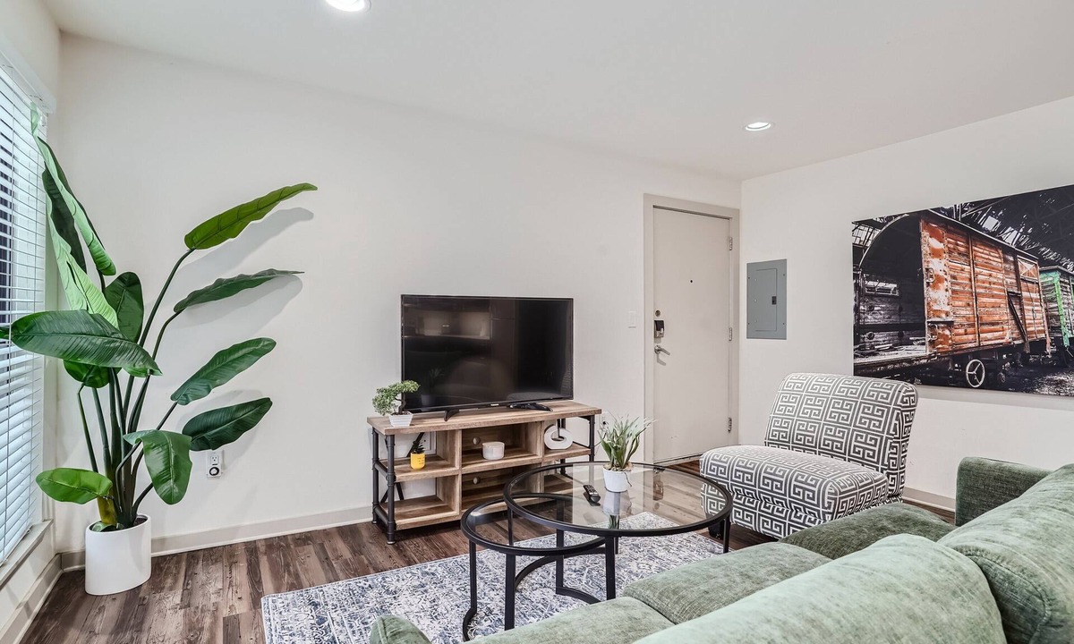 Oak Lawn Apartment | Reagan 104: Comfort & Class in Prime Location