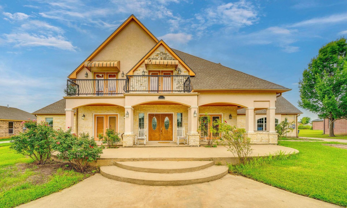 Red Oak House | Red Oak Group Getaway w/Yard + Patio