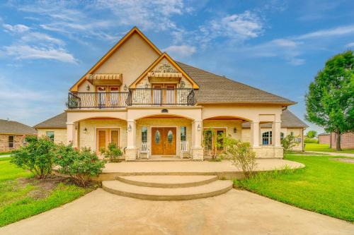Red Oak House | Red Oak Group Getaway w/Yard + Patio