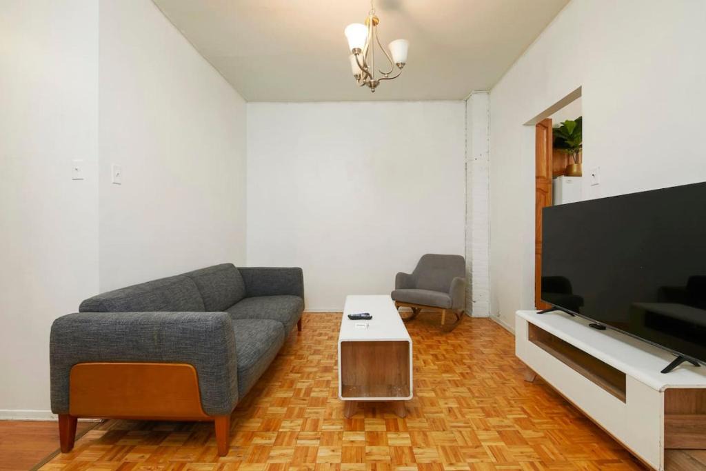 Plateau Mont Royal Apartment | Refined Downtown Getaway – A Stylish Stay