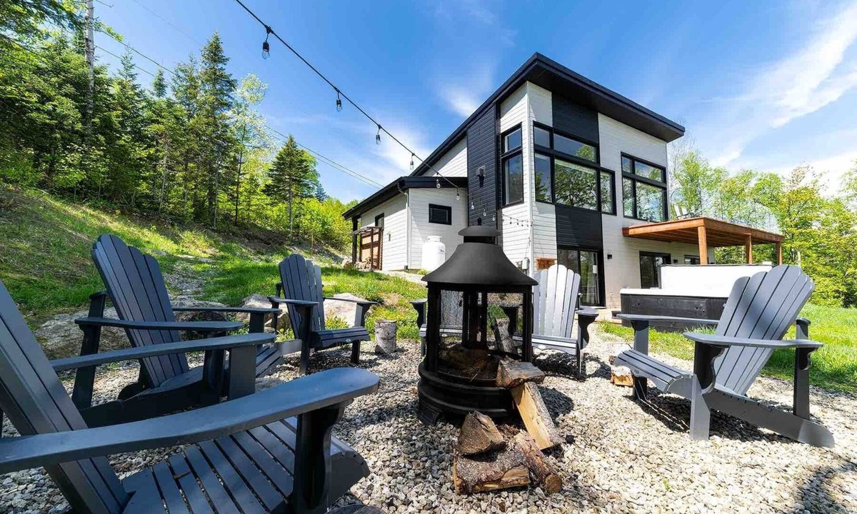 Les Eboulements Ski Chalet | Refuge 1: Hot Tub, Sauna & St. Lawrence Views