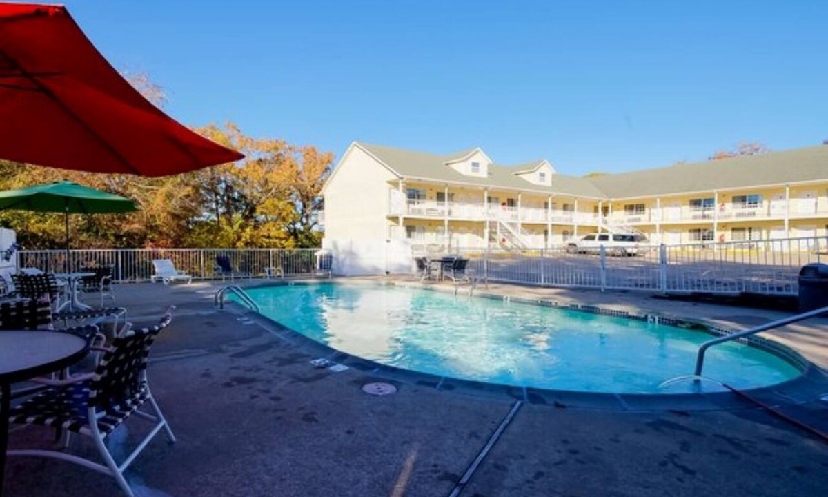 Eureka Springs Hotel | Relaxation Awaits in King Bed Room Near Eureka Springs' Scenic Locations