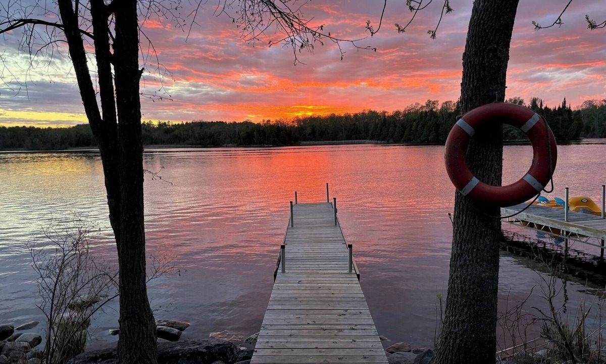 Youngs Point Cottage | Relaxing Dog Daze Cottage Retreat at the Lake Edge Cottages!