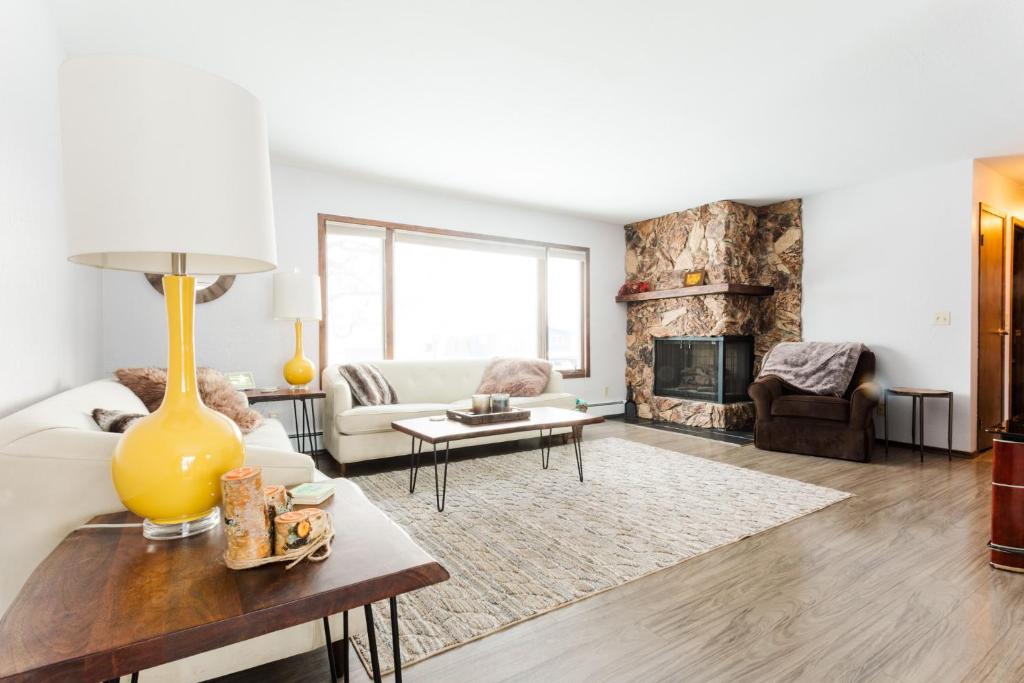 Sand Lake House | Relaxing Lake Haven House - Close to EVERYTHING!