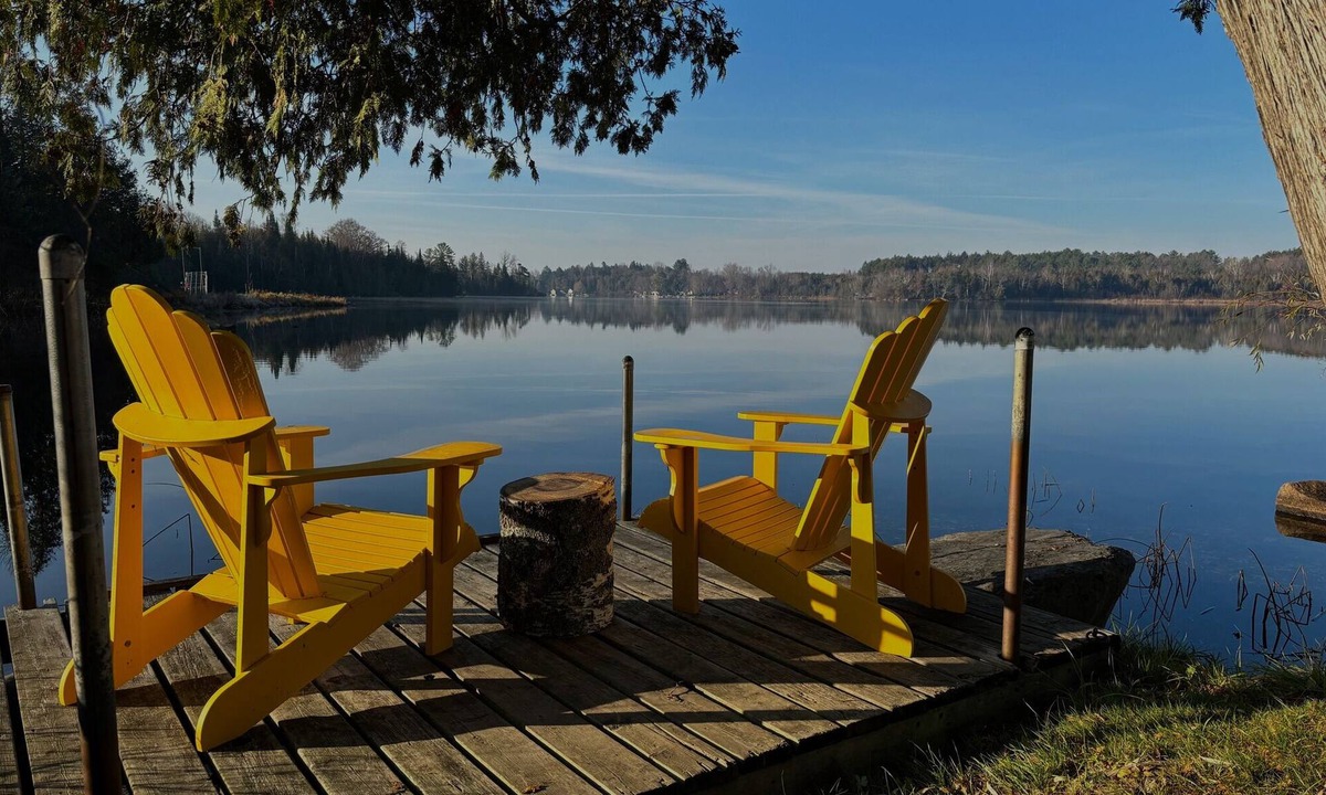 Youngs Point Cottage | Relaxing Lucky Dog Cottage Retreat at the Lake Edge Cottages!