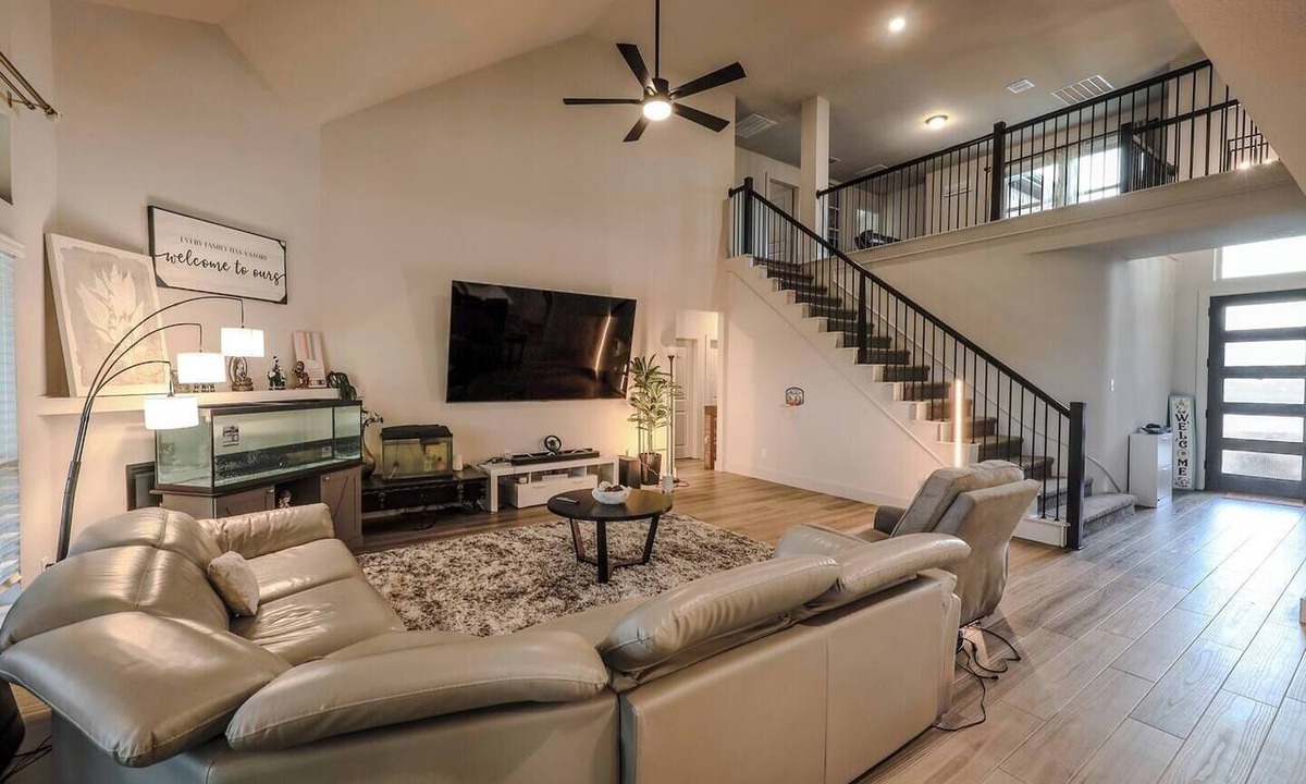 Lincoln Park House | Relaxing Pond Getaway | Private Room for families