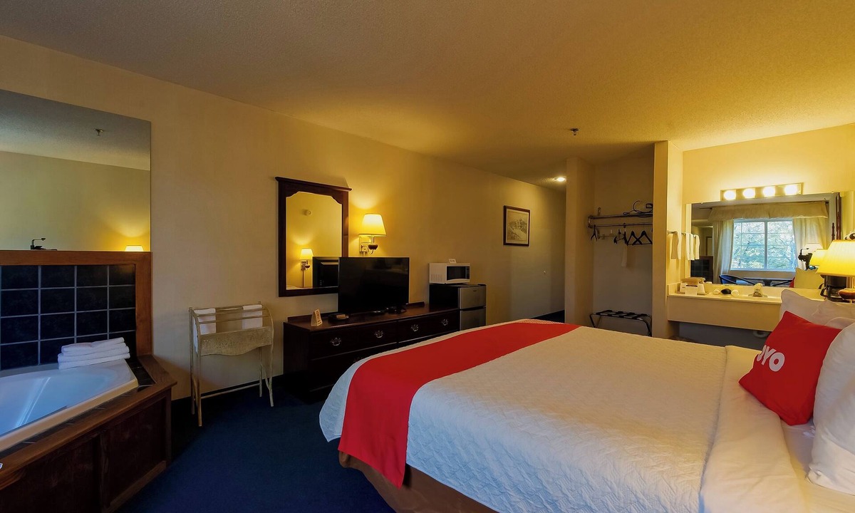 Eureka Springs Hotel | Relaxing Room w/Queen Bed + Jetted Tub in Peaceful Eureka Springs Setting