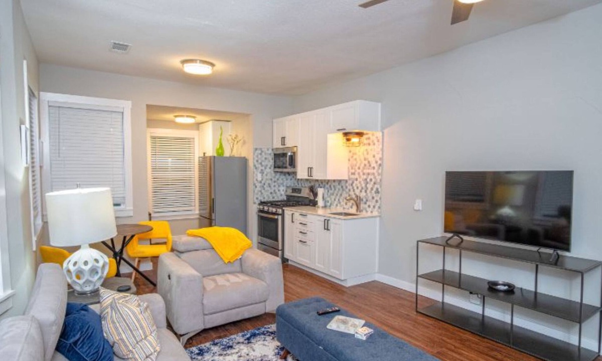 Mahncke Park Apartment | Remodeled Modern 1br/1ba Apt #1 Near Downtown