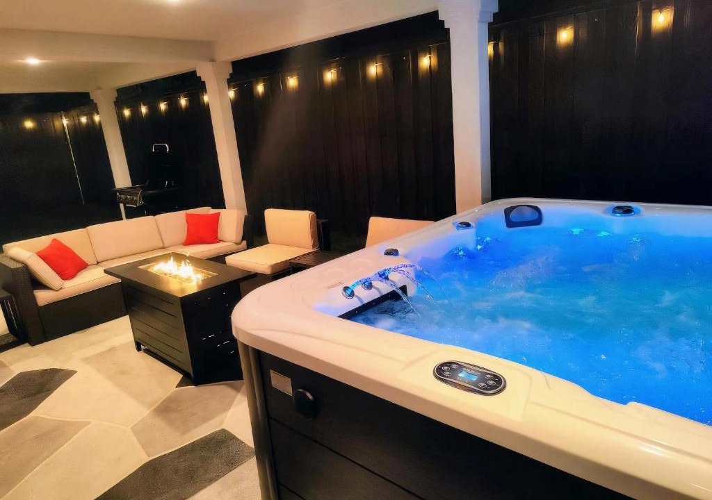 Richardson House | Resort-Style Home - Hot Tub, Mini Golf, Gym, 1G WiFi