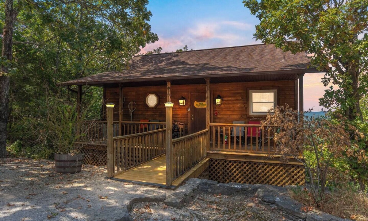 Eureka Springs House | River Cabin, Jacuzzi, Sleeps 6!