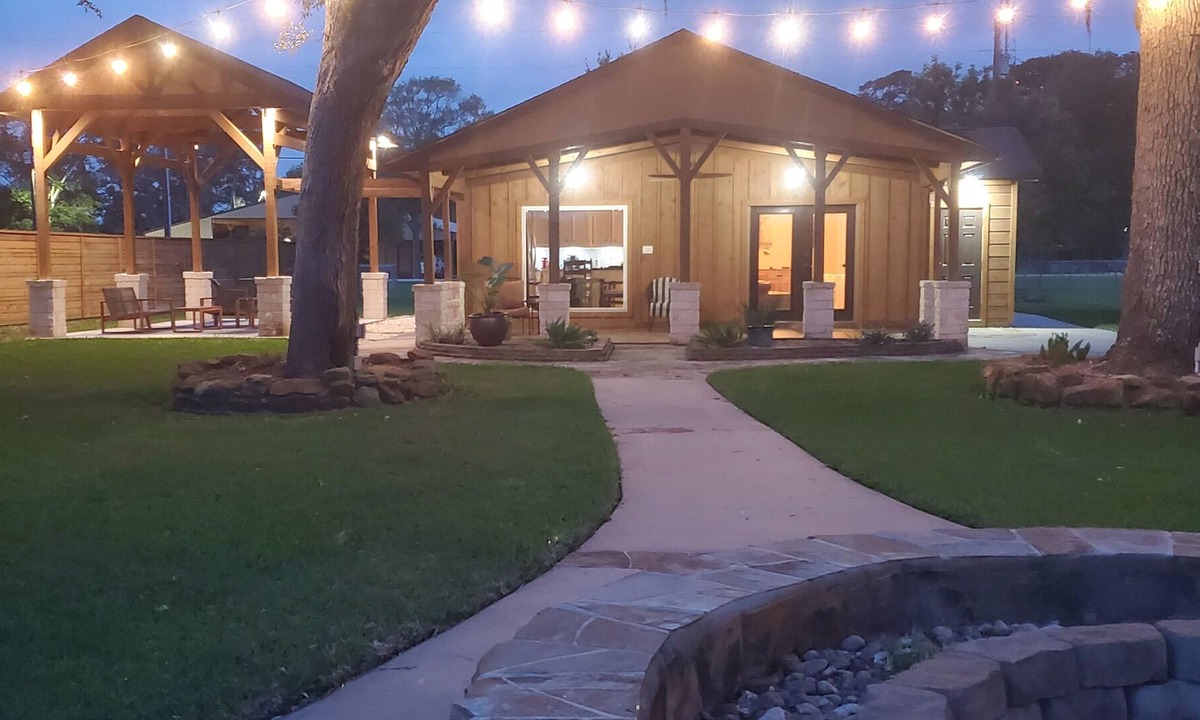 Brazoria House | River front retreat with open green space