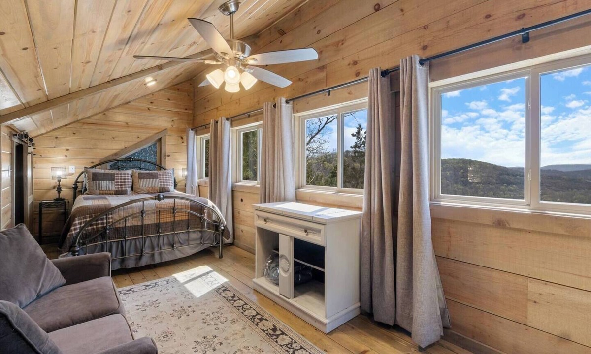 Eureka Springs House | River Views, Rustic Cabin for 2