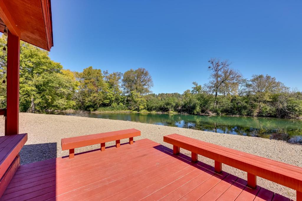 Mount Ida House | Riverfront Arkansas Abode - Furnished Deck & Grill