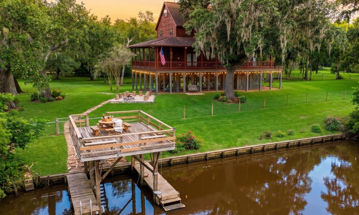 Cedar Lane House | Riverfront, HotTub, BoatRamp, Deck, Sleeps 24