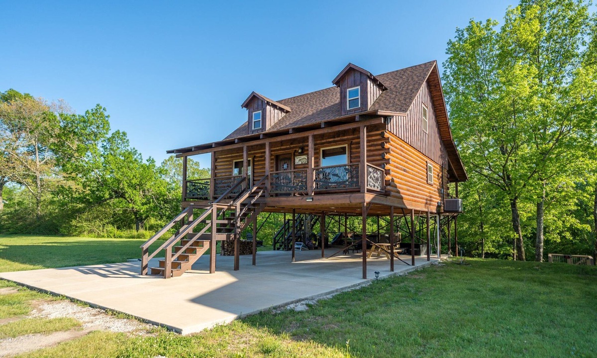 Glenwood Cabin | Riverfront Lodge with a Hot Tub