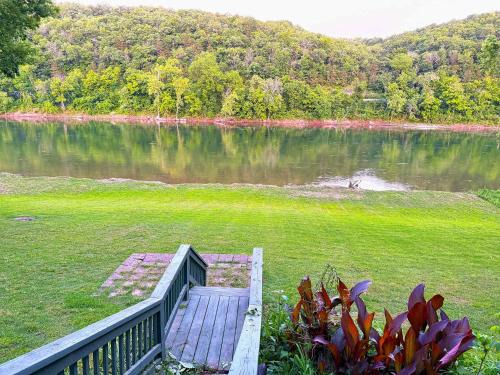 Lone Rock House | Riverfront Retreat - Right next to the White River