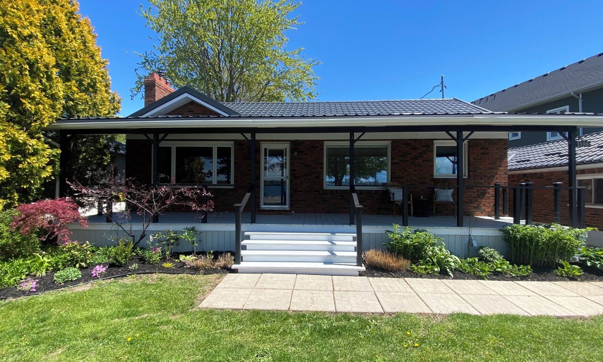 St. Clair Cottage | River’s Edge Cottage - St. Clair River Trail - Spectacular view!