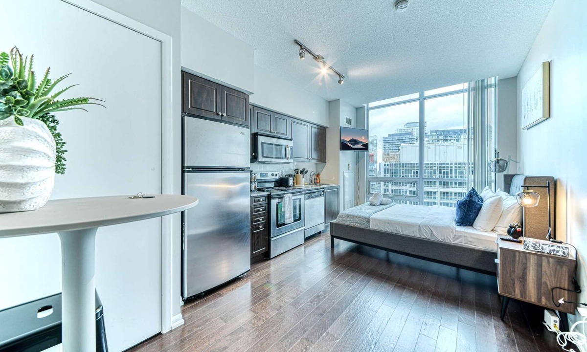 Fort York Hotel | RivetStays | The Neptune Executive Suite – Modern Studio