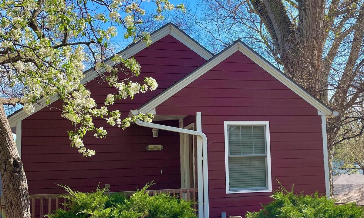 Benson House | Robert's Roost - Tiny Farmhouse Inspired Cottage