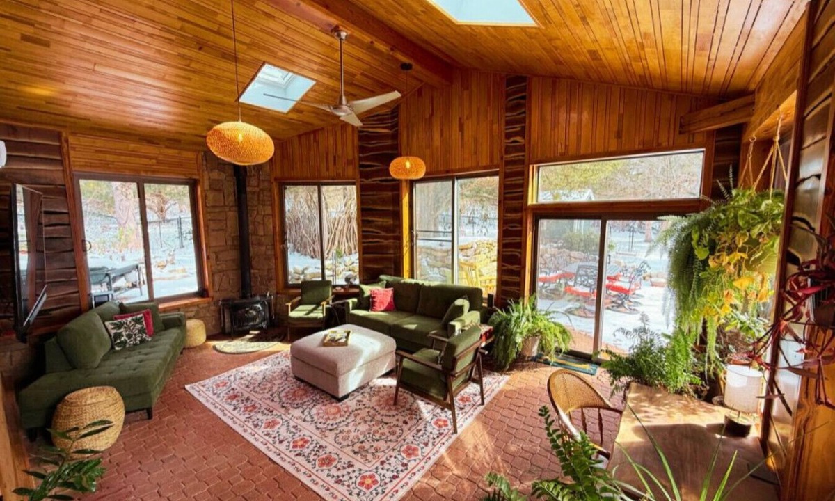 Lawrence House | Rock Chalk Retreat: Ultimate Luxury Stay, Hot Tub & Minutes to Stadium