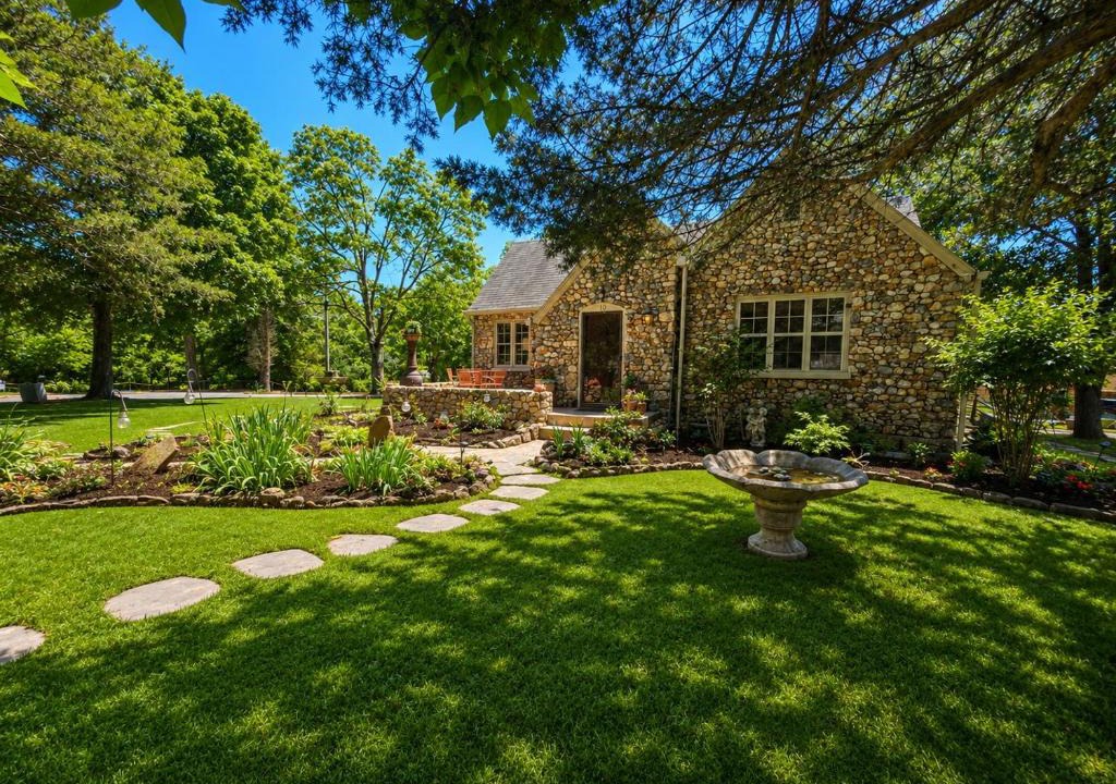 Eureka Springs Historic District Bed & Breakfast | Rock Cottage Gardens B&B