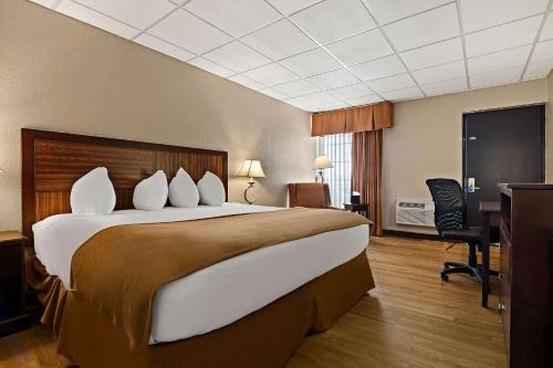McPherson Hotel | Rodeway Inn McPherson East