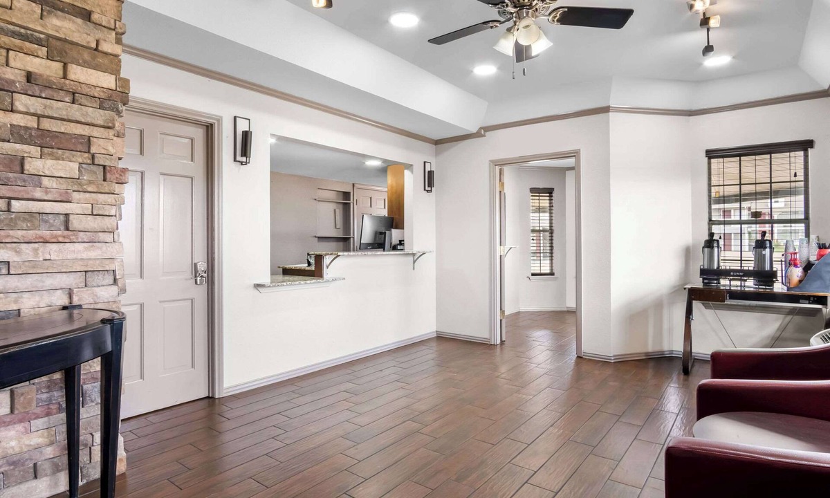 East Riverside Hotel | Rodeway Inn Waco Downtown near University