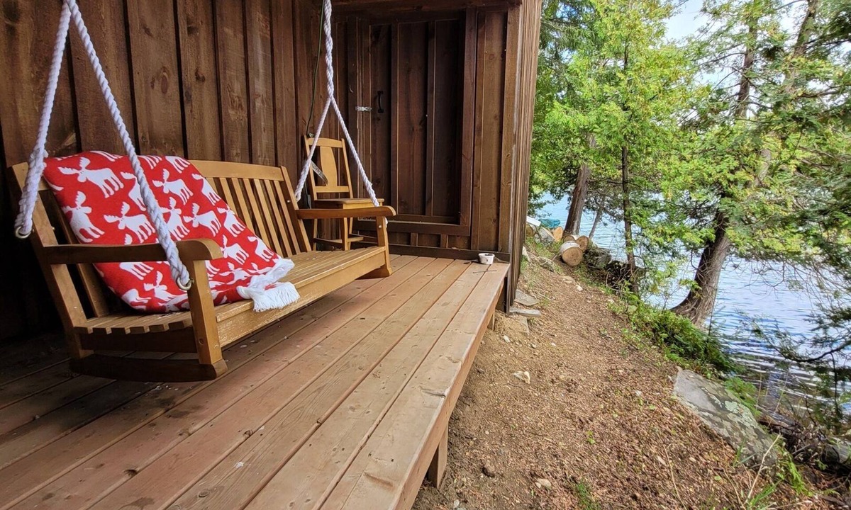 Val-des-Monts Cottage | Romantic Cottage with Epic Lake Views