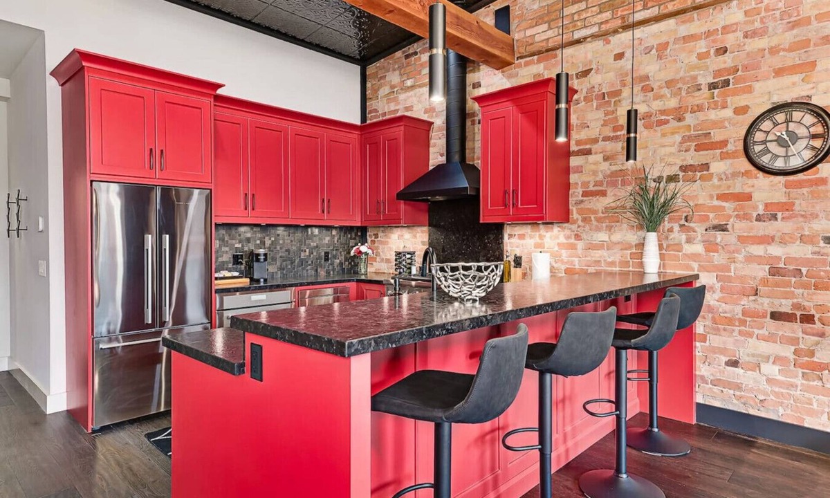 Collingwood Hotel | Romantic King Suite, Gas Fireplace, Chef`s Kitchen